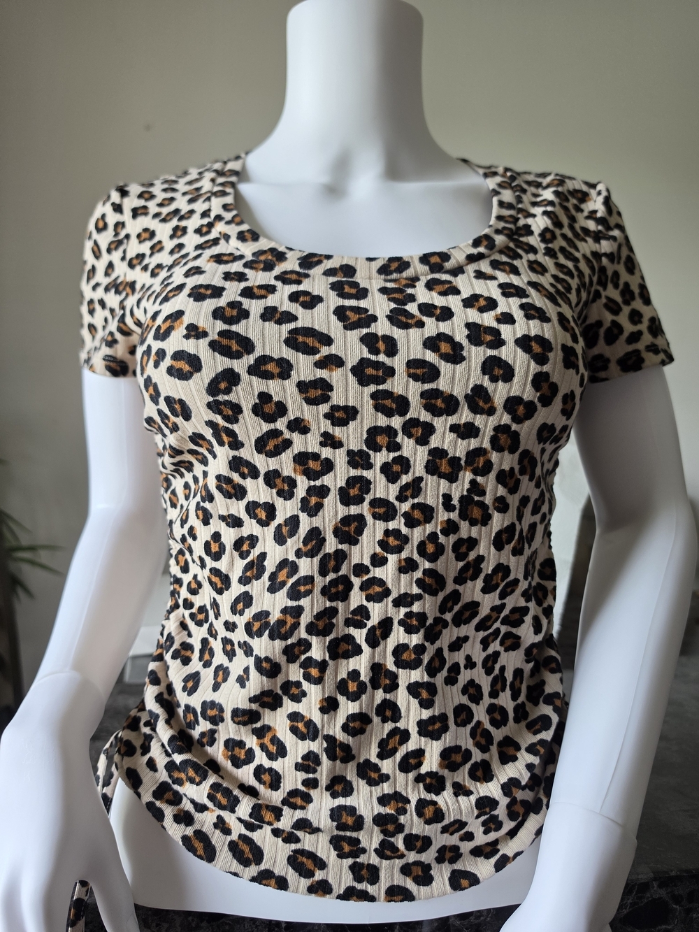 No Boundaries Leopard Print Ribbed Scoop Neck Tee Size S 3-5